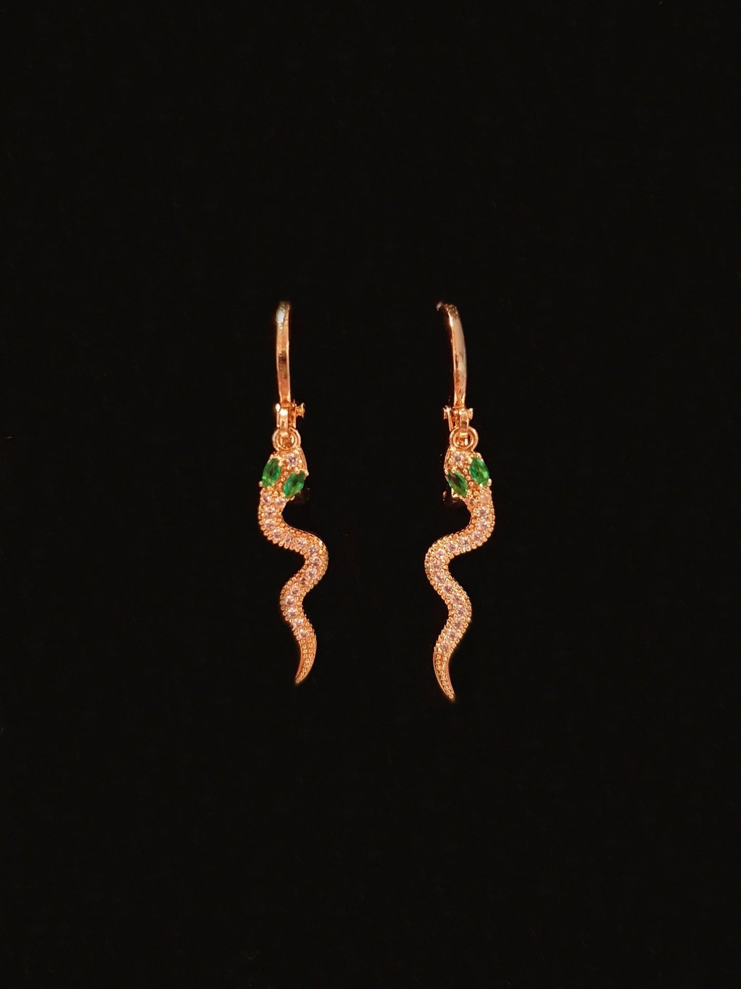 Coppia di mini hoops “Snake” gold con occhi color smeraldo - 333HOPE333