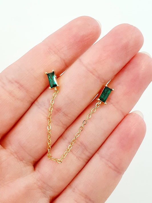 Doppio lobetto baguette “Tie” in argento 925 placcato oro 18kt con pietre color smeraldo - 333HOPE333