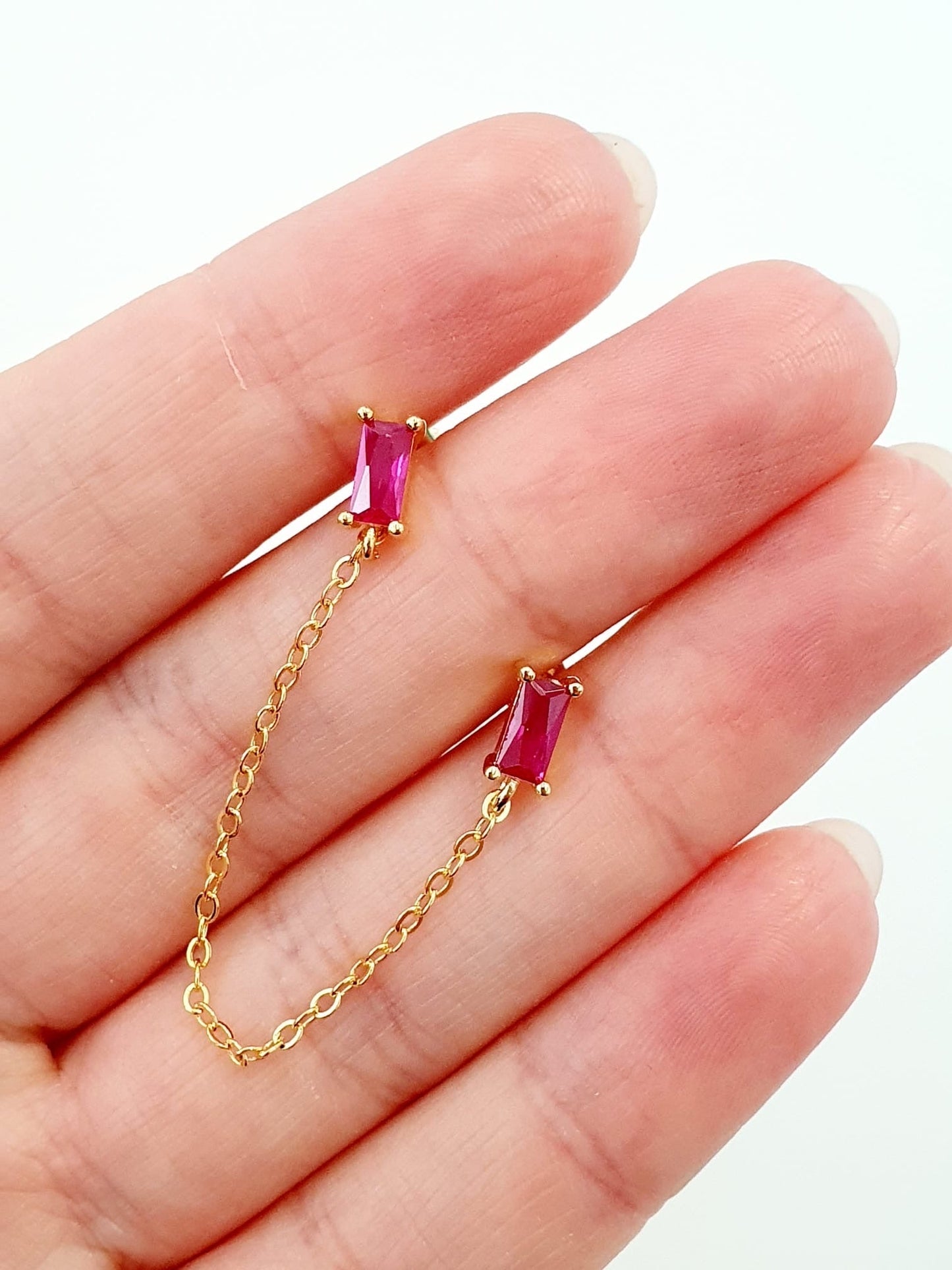 Doppio lobetto baguette “Tie” in argento 925 placcato oro 18kt con pietre rosse - 333HOPE333