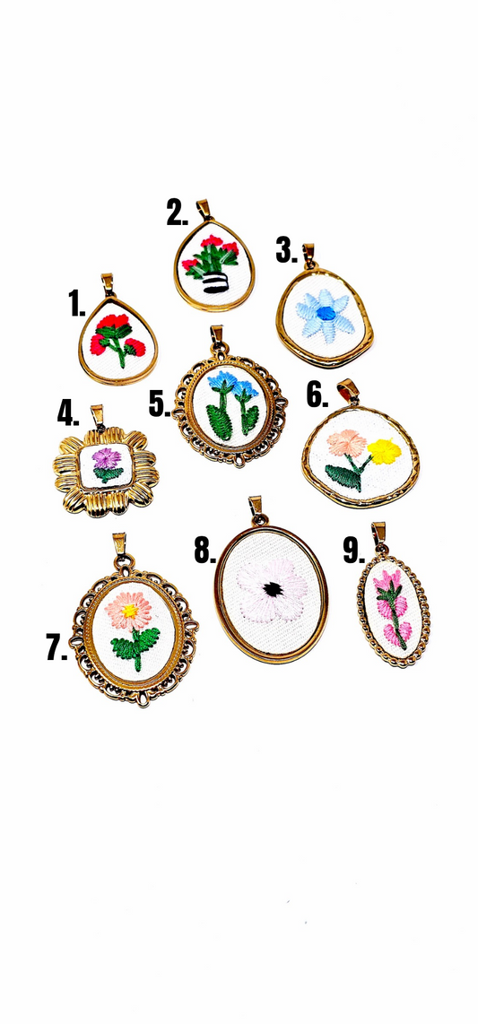 Charm Ricamato con Base Gold