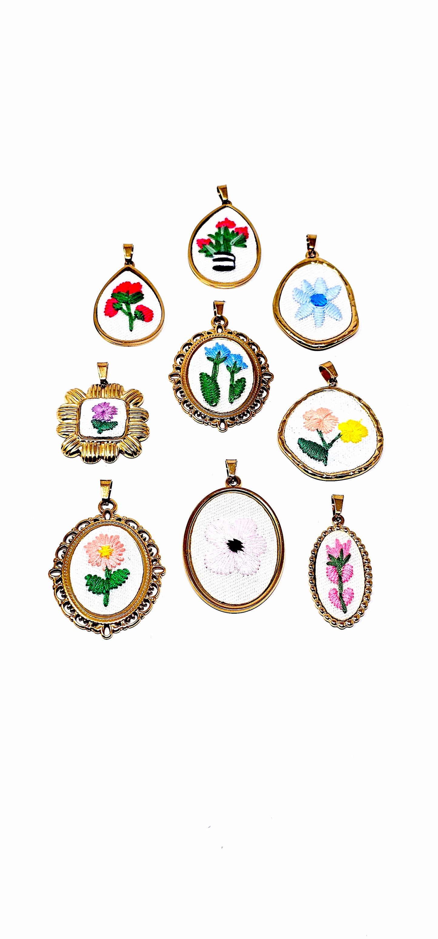 Charm Ricamato con Base Gold