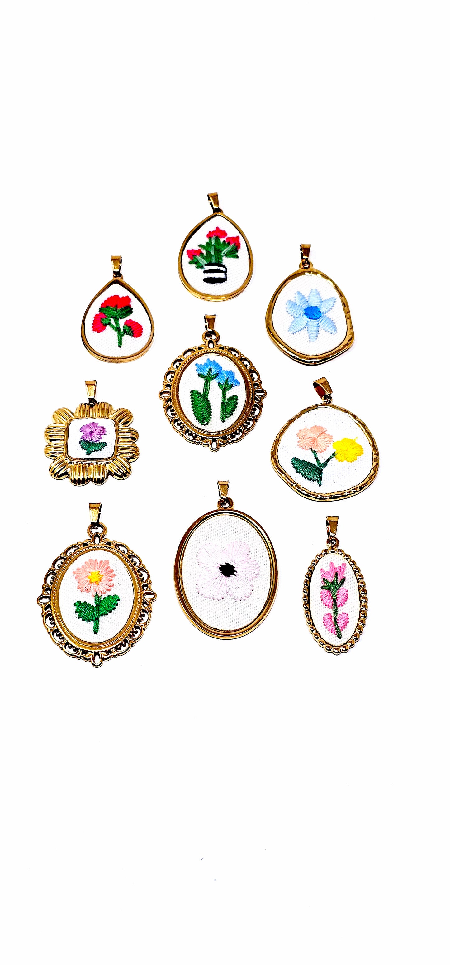 Charm Ricamato con Base Gold