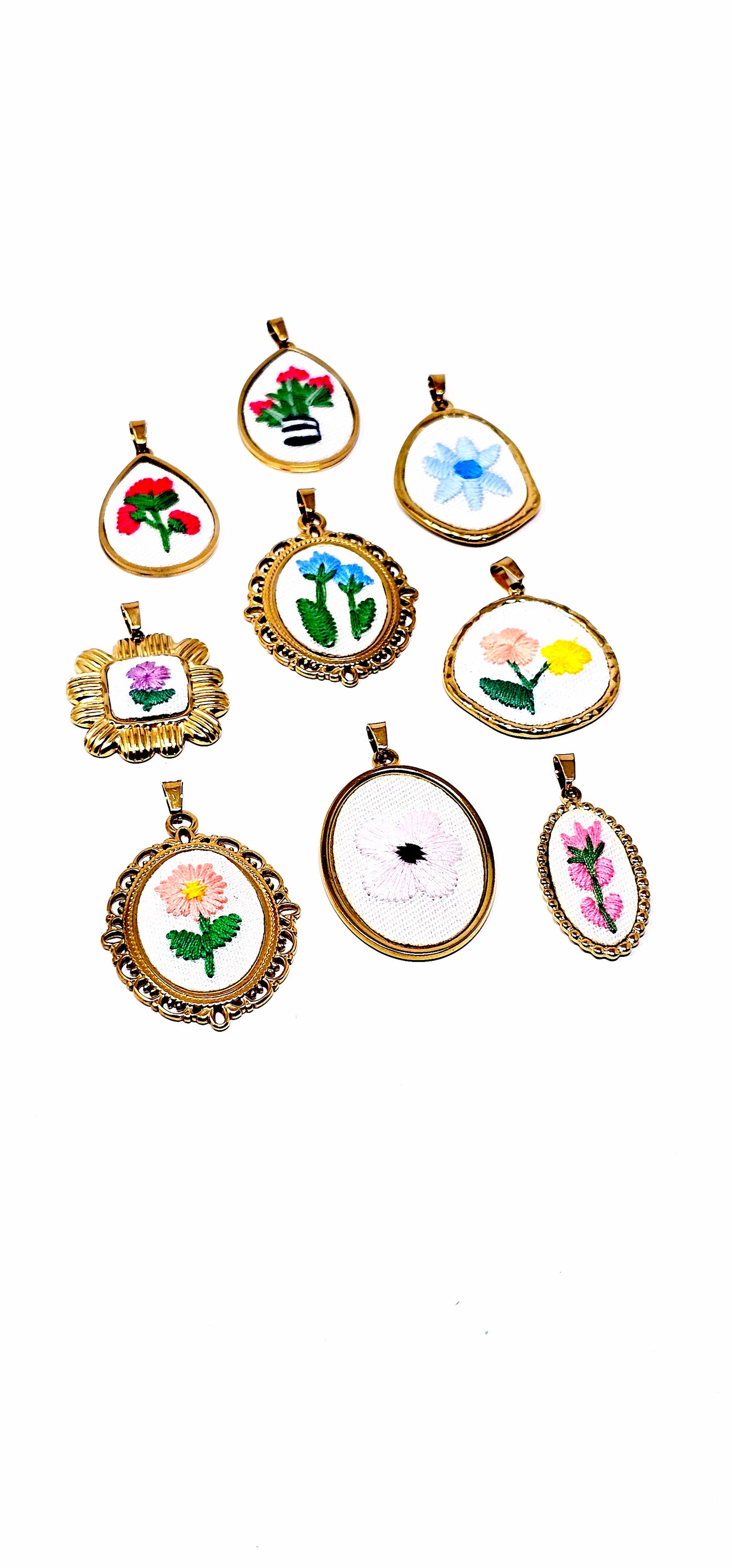 Charm Ricamato con Base Gold