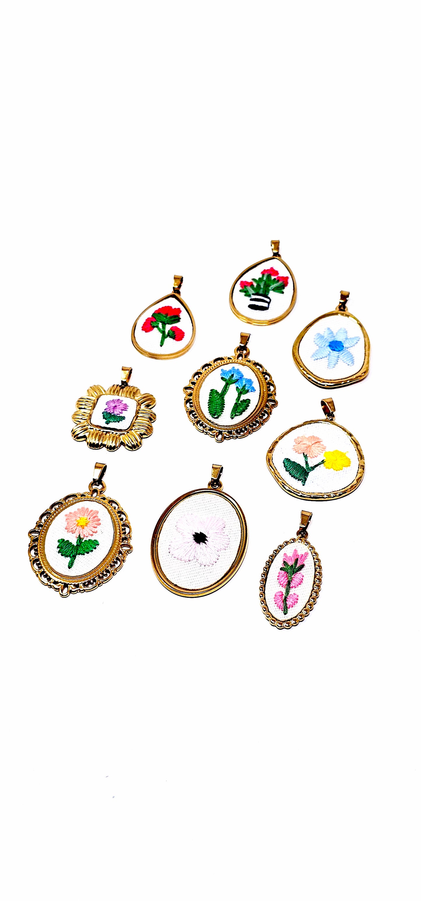 Charm Ricamato con Base Gold
