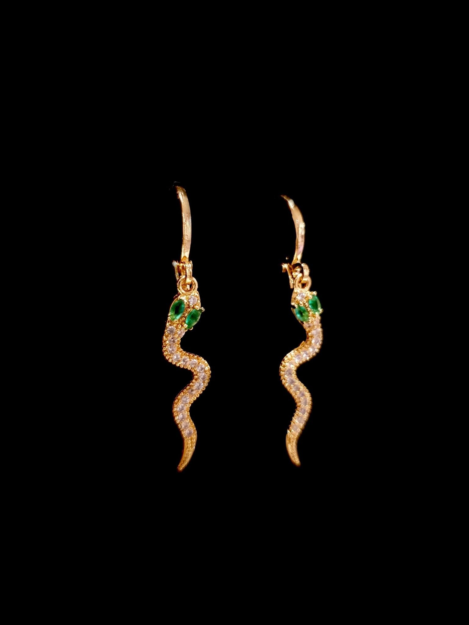 Coppia di mini hoops “Snake” gold con occhi color smeraldo - 333HOPE333