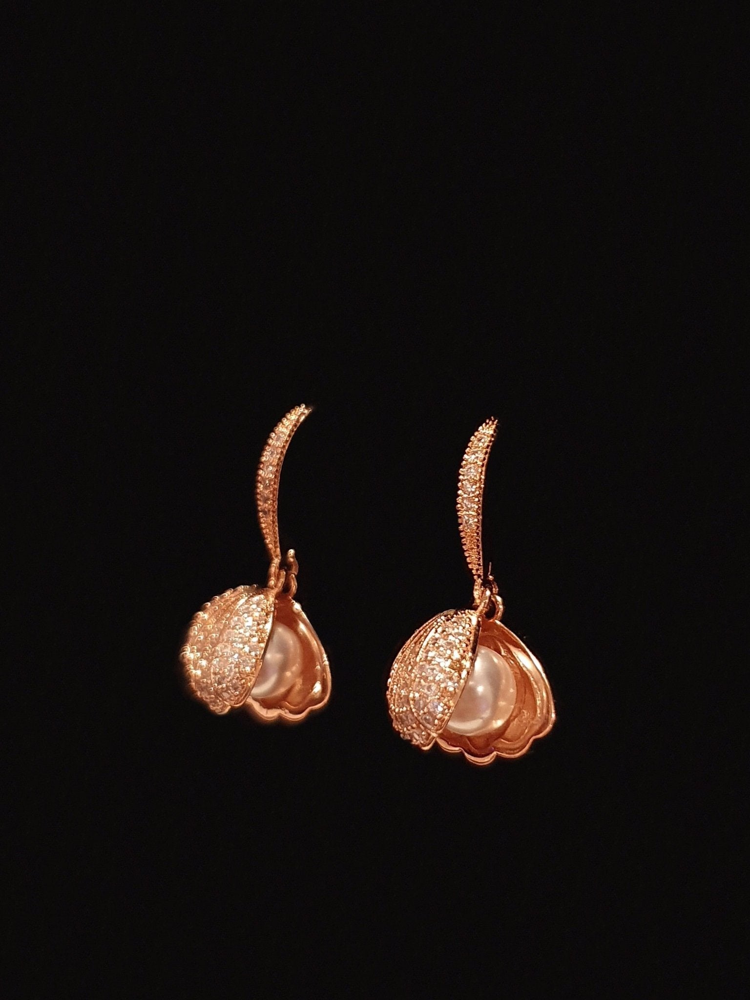 Coppia di pendenti “conchiglia” rose gold con pietre e perla - 333HOPE333